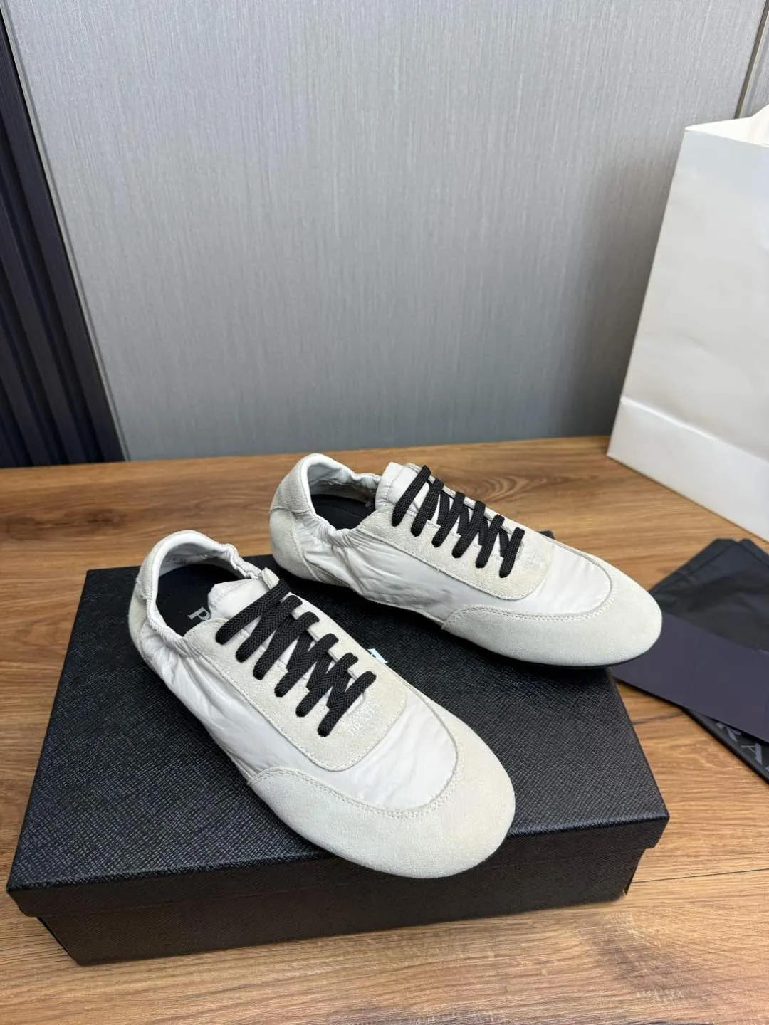 Men's shoes 💰600💰 PRADA 2025 Early Spring Collapse New Couple Style Sports Shoes Moral Training Shoes The name Collapse comes from the fact that it can be easily put on and taken off with bare hands. The light and comfortable features make it more relaxed and casual. The side elastic design can be worn twice! Super comfortable catwalk sneakers, as light and thin as ballet slippers, as comfortable as sneakers, comfortable and super light on the feet. Fabric: nubuck leather spliced ​​with nylon cloth. Silk cowhide foot pads. Size: Women's code 35/40 Men's code 39/45